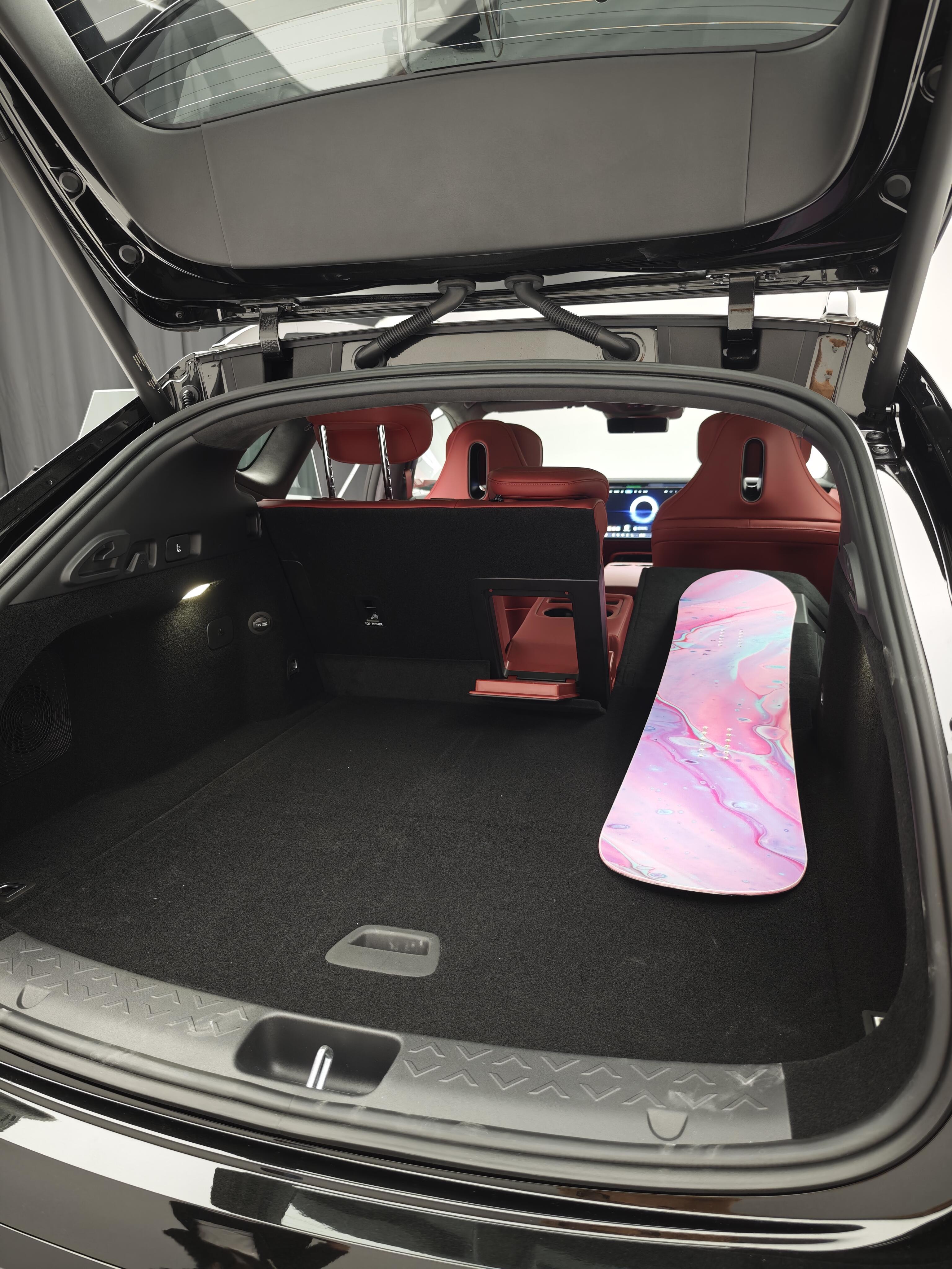 阿维塔06T实拍高清图，颜值和质感是真的不错，后备箱空间也挺大的，整体设计在国产