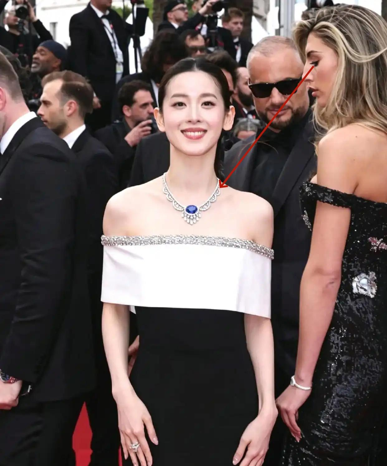 5月14日，章泽天在戛纳佩戴的项链太豪了，一名外国女星都看呆了，88.88克拉收