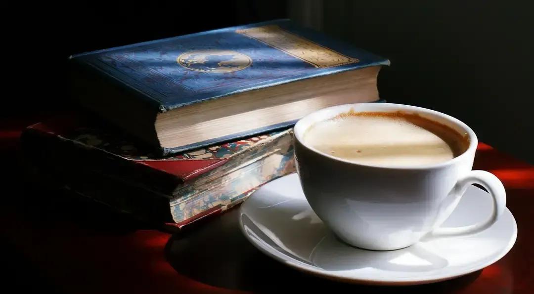 我请阿姨擦玻璃，她蹲在阳台抠缝抠到八点。我饿得前胸贴后背，干脆把外卖双人套餐拆