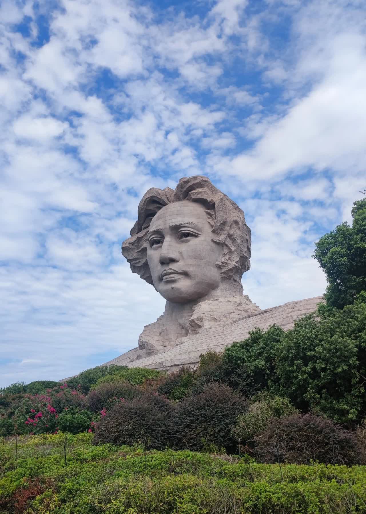 2025年5月2日晚，河南洛阳栾川县庙子镇发生山体落石事故，导致一名36岁男子不