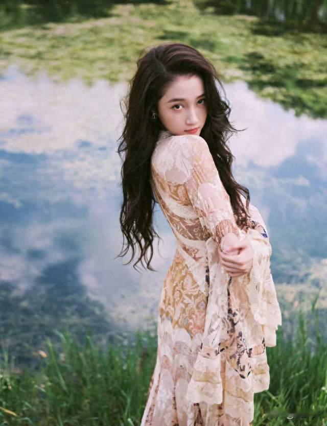 关晓彤湖畔草坪写真出圈! 一袭碎花蕾丝裙, 美得像从油画里走出来
