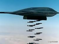 歼20藏着不用！中国专派歼11贴脸拦美军3米距离吓退轰炸机美军侦察机一靠