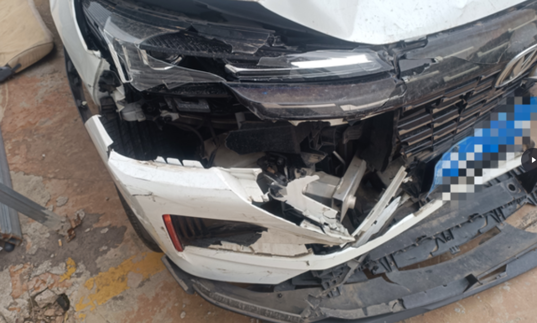 白色我得长安55p，灰色的是比亚迪宋。等红绿灯，被灰色比亚迪追尾了，我又撞着前面