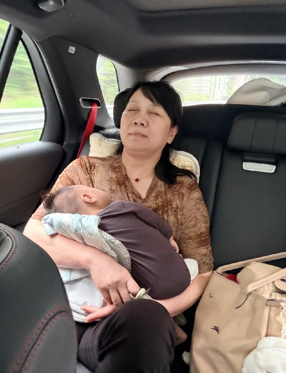 70后的公婆们，凡是养儿子的，估计都得走这条路。哪条路？给儿子带娃、做饭、当