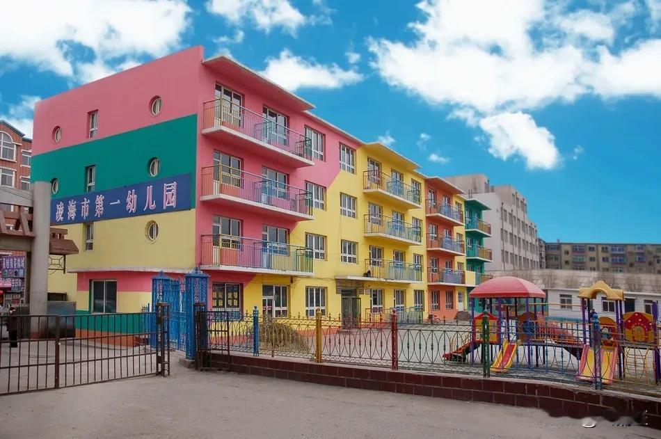 幼儿园变养老院，物尽其用是妙招。时代的反差来得有点有意思，一边孩子