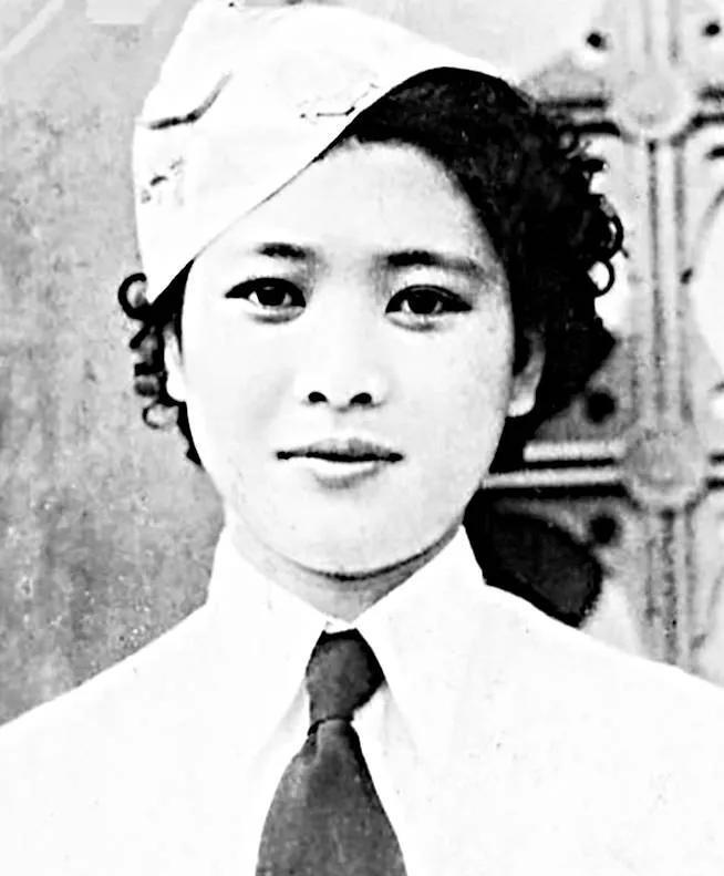 1938年一个深夜，国民党师长范绍增用枪顶着一个女人的头说：“马上离婚嫁给我！