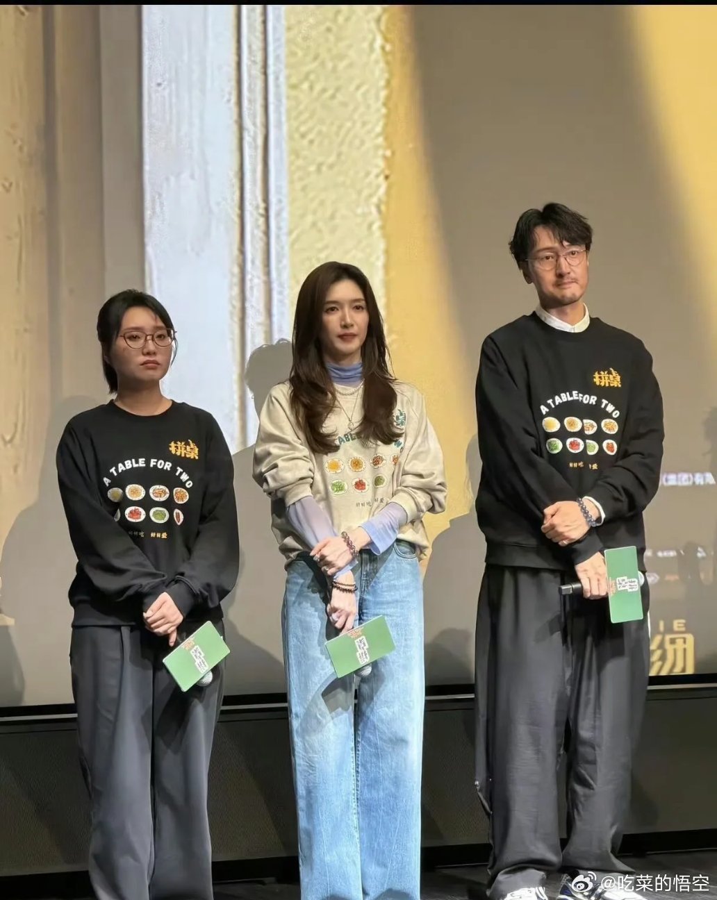 果然，女明星和女谐星还是有差的。电影《拼桌》的路演现场，同一件衣服，江疏影和李雪