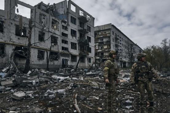 乌克兰用整个国家给全世界上了血淋淋的一课。仗打完了，土地丢了，人跑了一千万，经