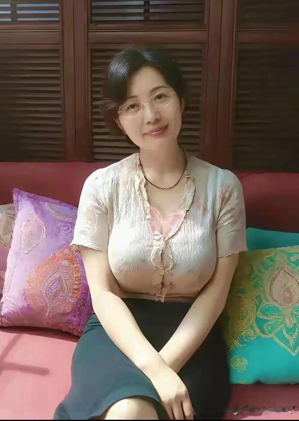 退休一年多，看着身边不少女性，状态依旧很年轻。感觉现在人的状态真不一样，搁以前，