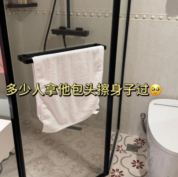 上个月住酒店，洗完澡顺手拿起门口挂的毛巾擦脸，正好保洁阿姨进来送东西，她赶紧拦住