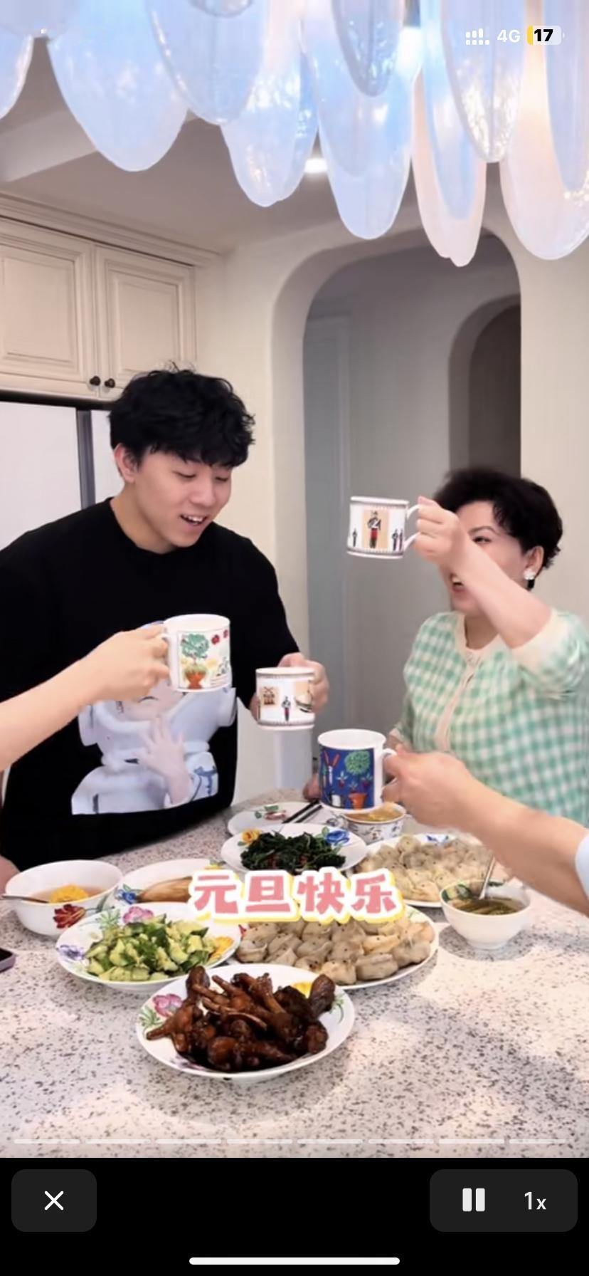 乒坛大魔王邓亚萍新年第一天下厨为家人做大餐邓亚萍穿着绿白相间格子衣服，梳着烫