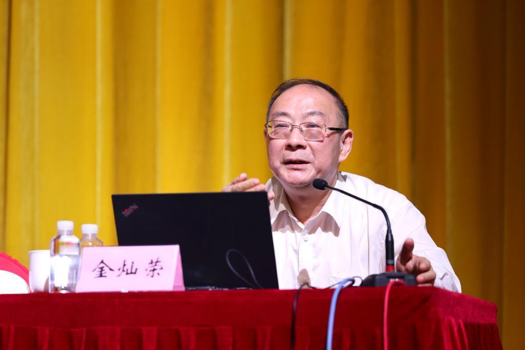卢麒元呼吁人民币升值，温铁军大谈生产过剩，金灿荣说贸易顺差过大很不好，当把三个人