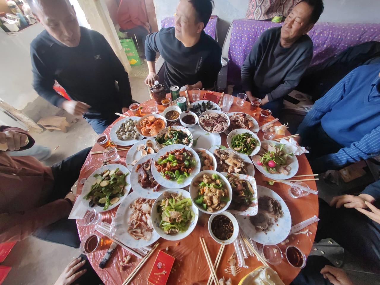 我大表舅活着的时候，我们所有的表兄弟每年初四都要去拜年，如果有不去的，他都惦记着