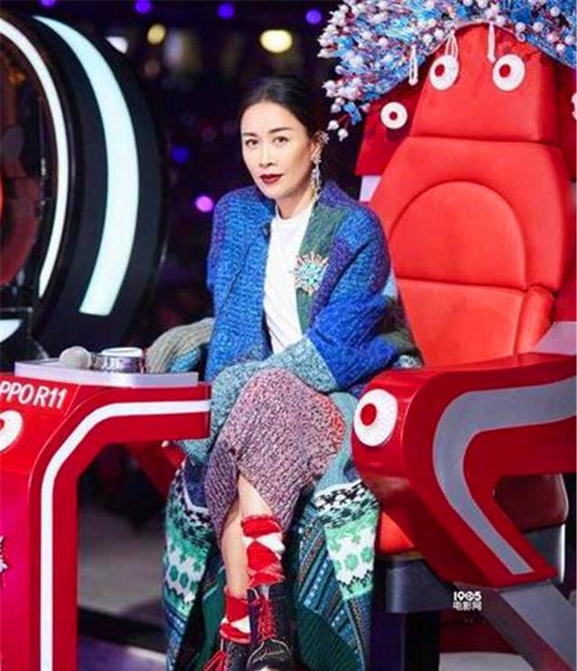 还记得那英在好声音哭着说“对不起周深，但我选李维”吗？十年后看，这句“雪中送炭