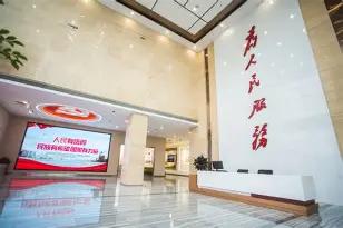 很多普通人路过乡镇、县政府大院，都会发现门口密密麻麻挂着七八块牌子，所有人都在同