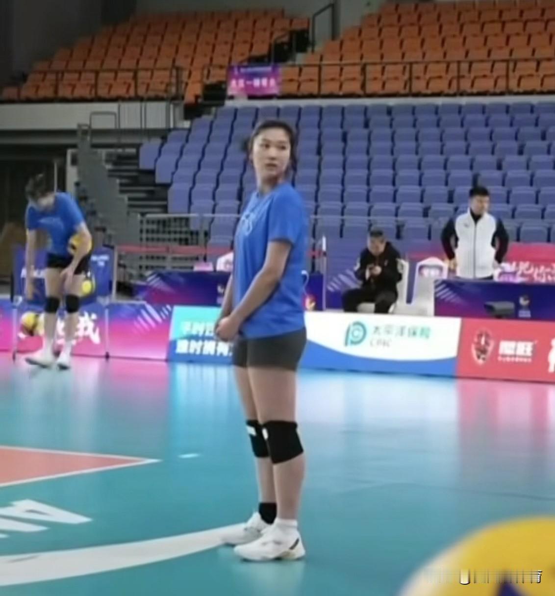 熟悉的身影终于回来了！昨晚上山东女排主场迎战北京女排，赛场上出现了一位我们大家都