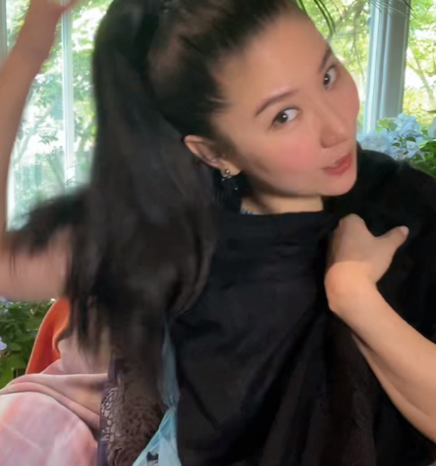 Coco出现在直播间有网友说Coco的耳环好漂亮Coco说：这是一位姐姐几年前