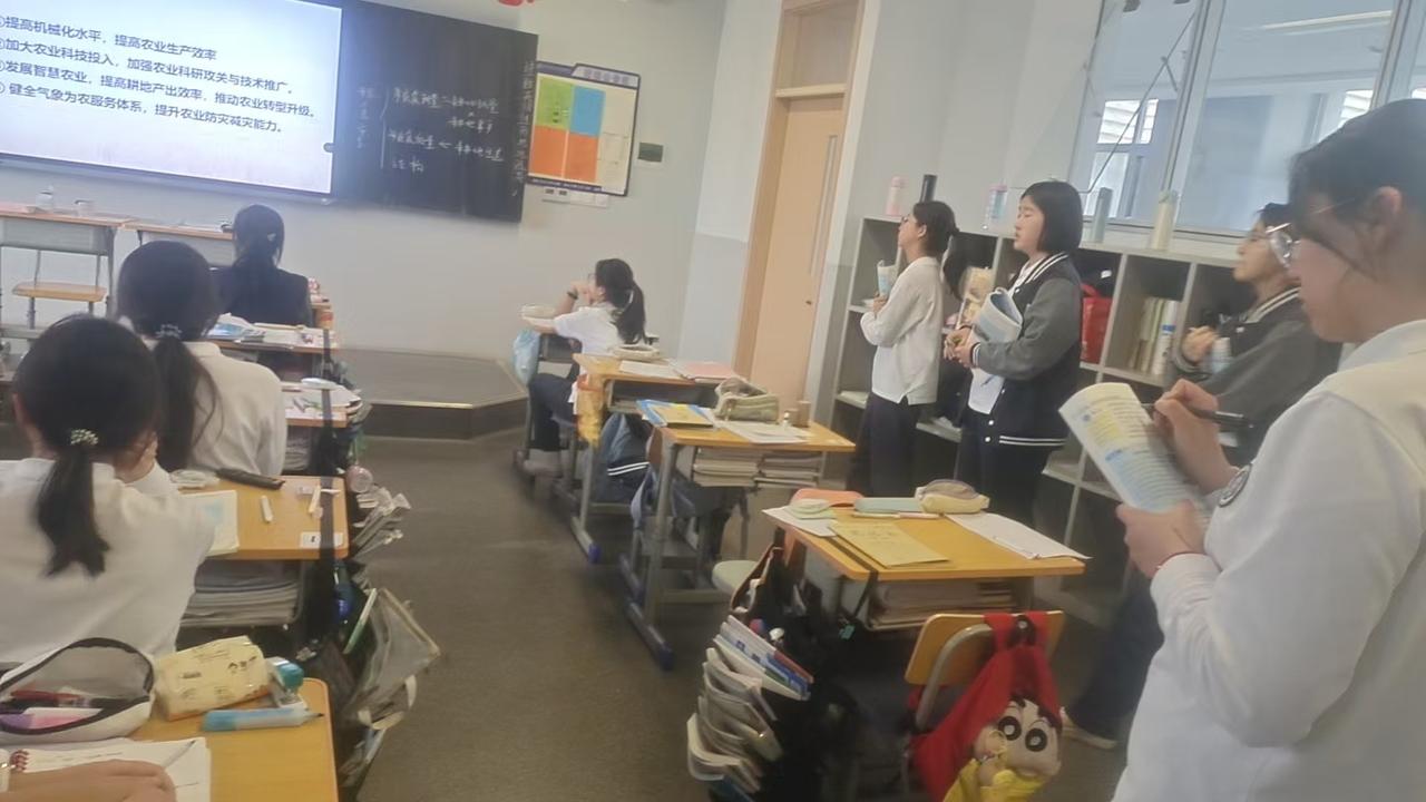 看了大妞班主任发的照片，我心疼的不行，高中生太苦了，过的几乎是苦行僧生活。我