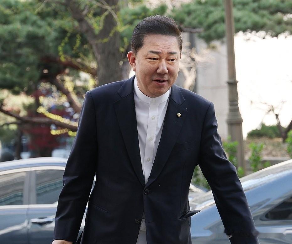 截止7月18日，韩国共同民主党前院内代表（现无党派议员）金炳基深陷13项贪腐与特