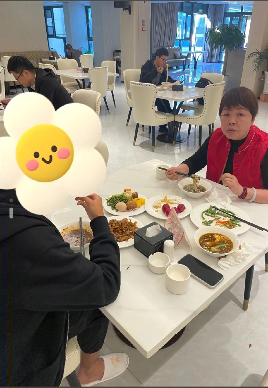 叶锐聪已被爸爸妈妈安全送到学校，母子俩正享用着丰盛的早餐，这一幕被孙海洋瞧见并调