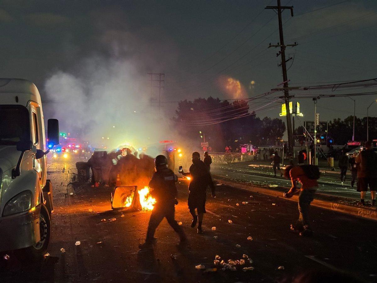 美国爆发喜闻乐见的风景线~~~你见过洛杉矶凌晨四点钟的爆震弹吗？由于特朗普派人抓