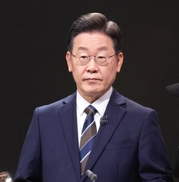 李在明这大实话讲得太扎心了，直接把韩国网友的“玻璃心”碎了一地！他就提了