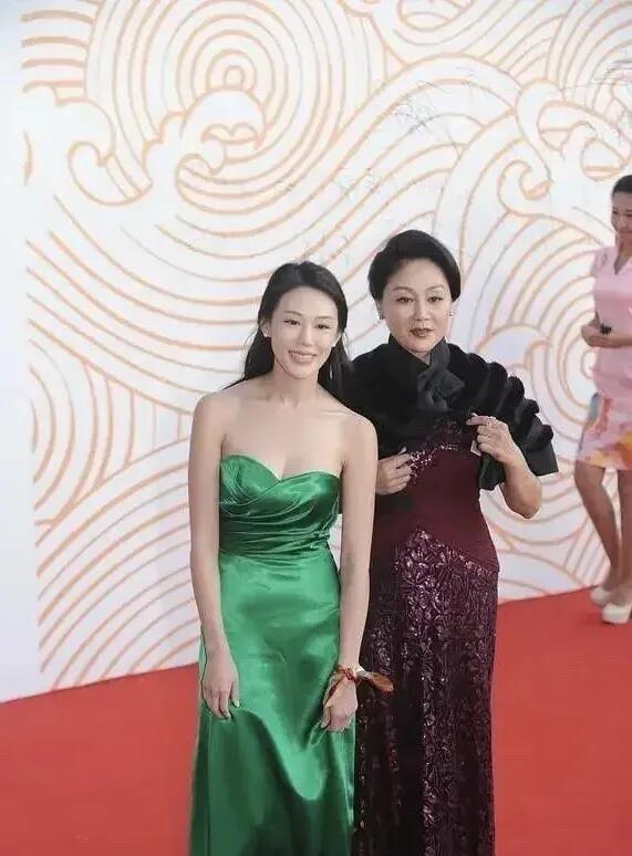王姬母女同框，妈妈挺漂亮，是演技派的女演员，女儿虽然年轻，身材也好，不过颜值和气