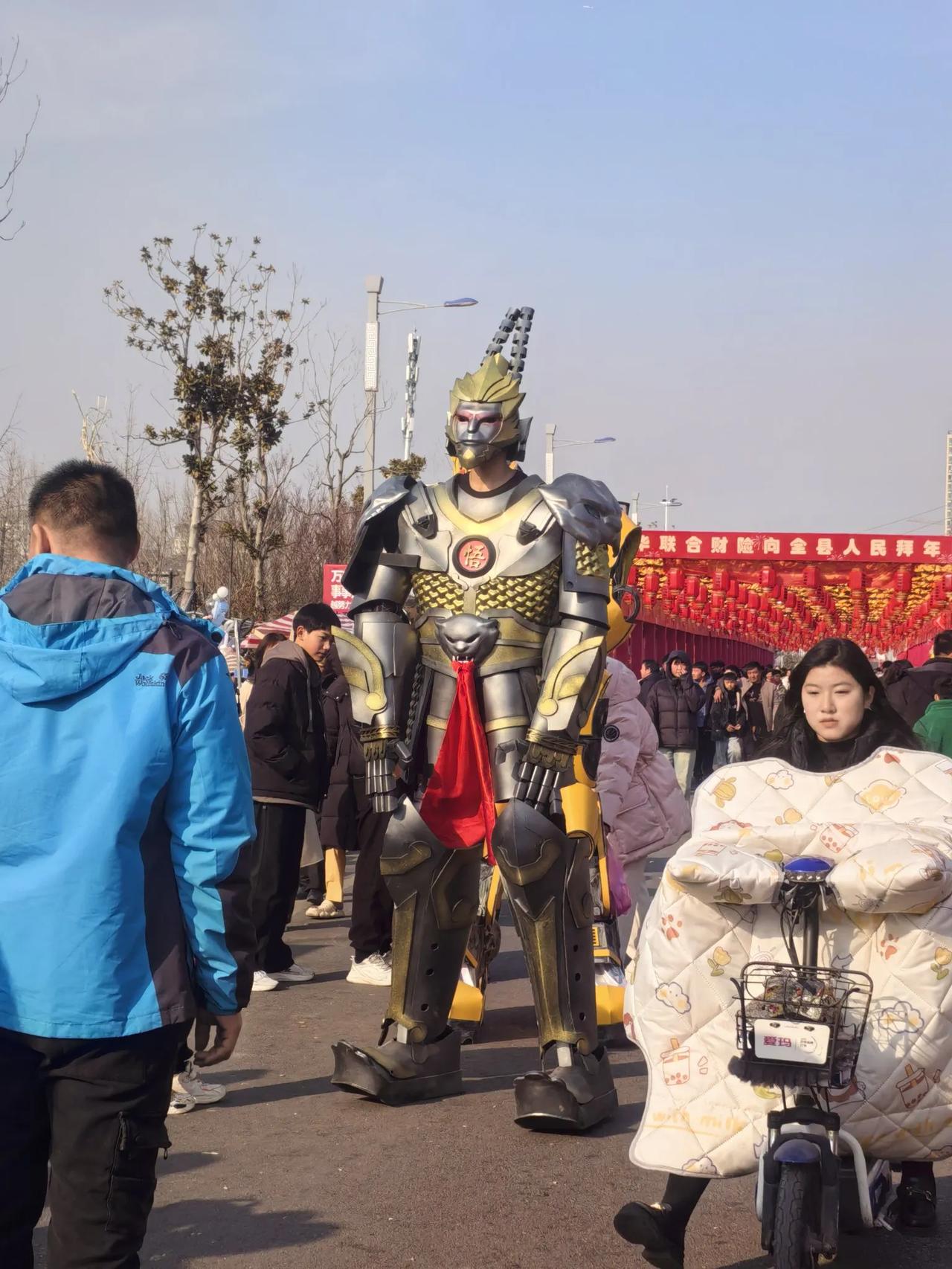 小时候穿的都是大人的旧衣服，补丁摞补丁，背的是破书包，小学五年级那年书包坏了不能