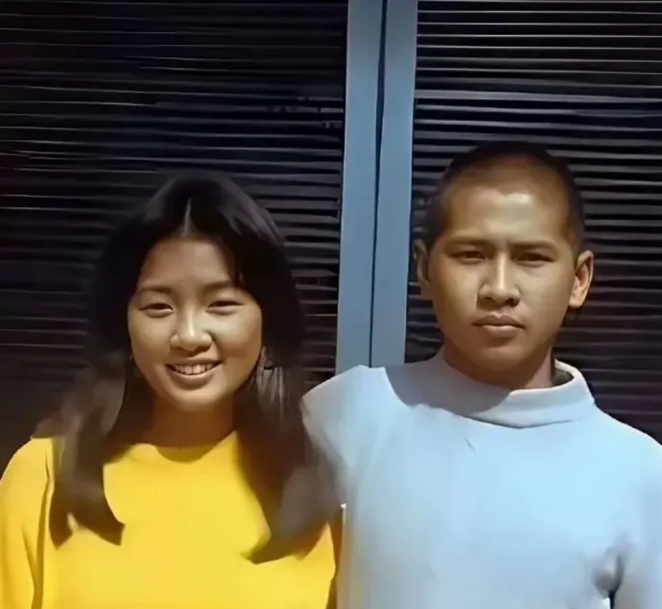 著名歌星齐豫与齐秦姐弟同框，画面温暖温馨，合影定格美好瞬间。
