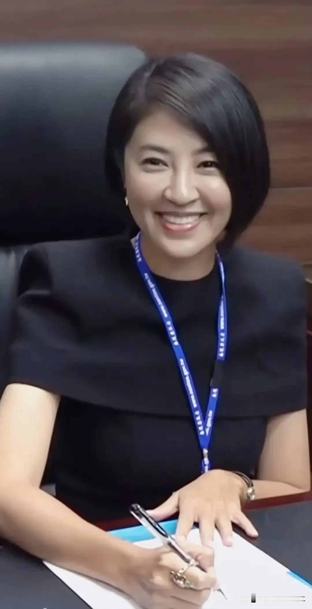 美女来了，人美心善志更坚！想不到就在台独民进党施压下，台湾地区南投县长许淑华