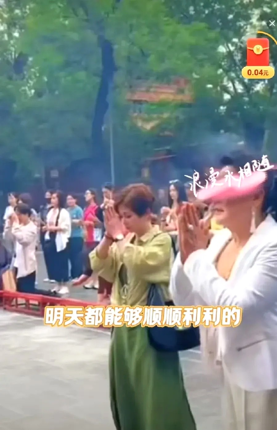 汪小菲和马筱梅的婚礼选在了傍晚，这很符合二婚的讲究。现场铺满喜庆的红色，两个孩子