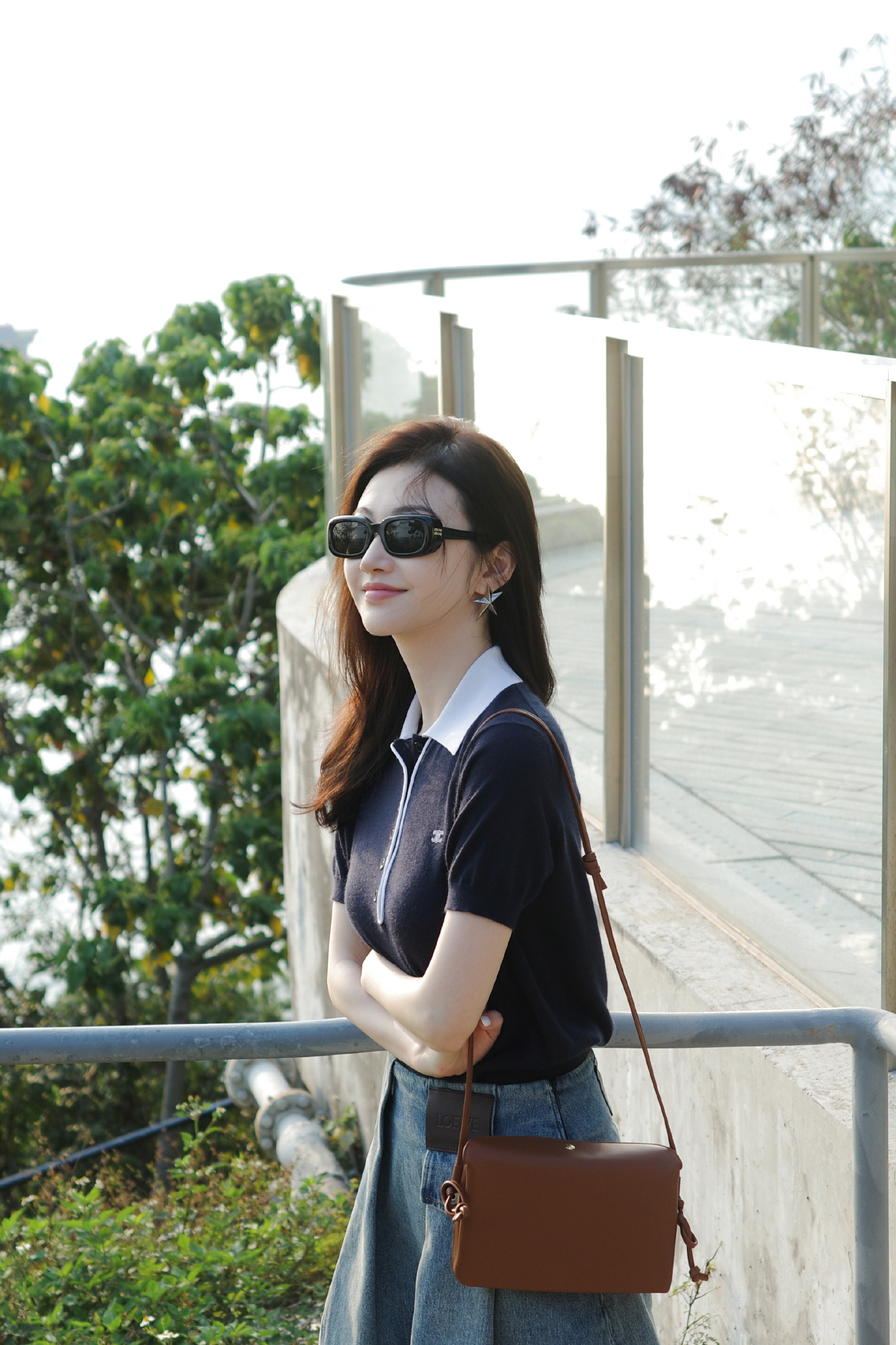 景甜好完美的侧颜谁懂啊！景甜的侧颜真的天生优越，香港街头随手拍都这么绝，流畅下颌