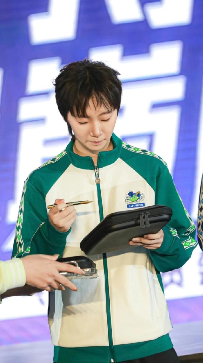 王曼昱李宁乒乓订货会造型太绝了蹲到王曼昱2026FW李宁乒乓产品订货会现场