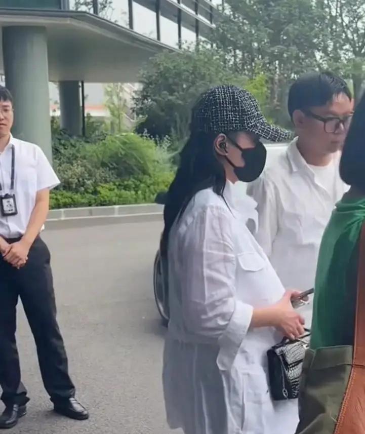 谁懂！曾经的女神阿娇，现身宁波机场居然被保安嫌弃！44岁的她穿着宽松白衬衫和紧身