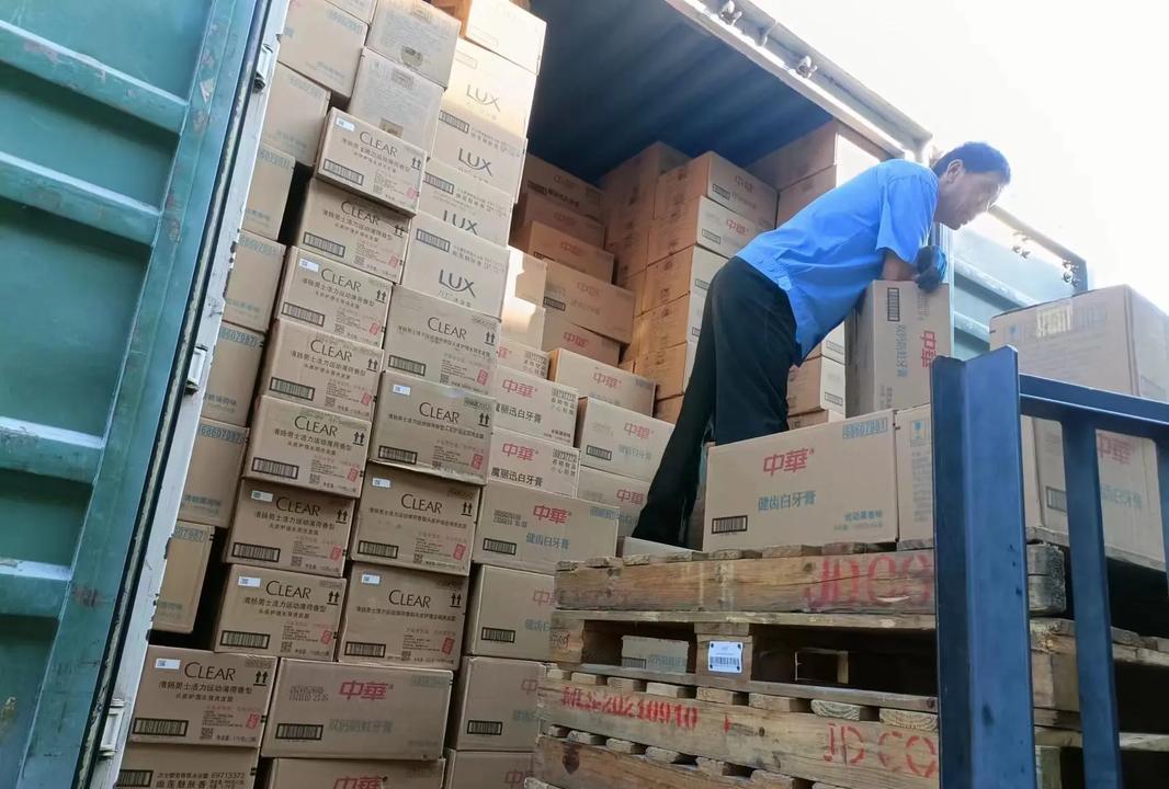 “都是犟种！”湖南衡阳，一大车司机运送半车零食，另外半车拉了其他货物。司机前往物