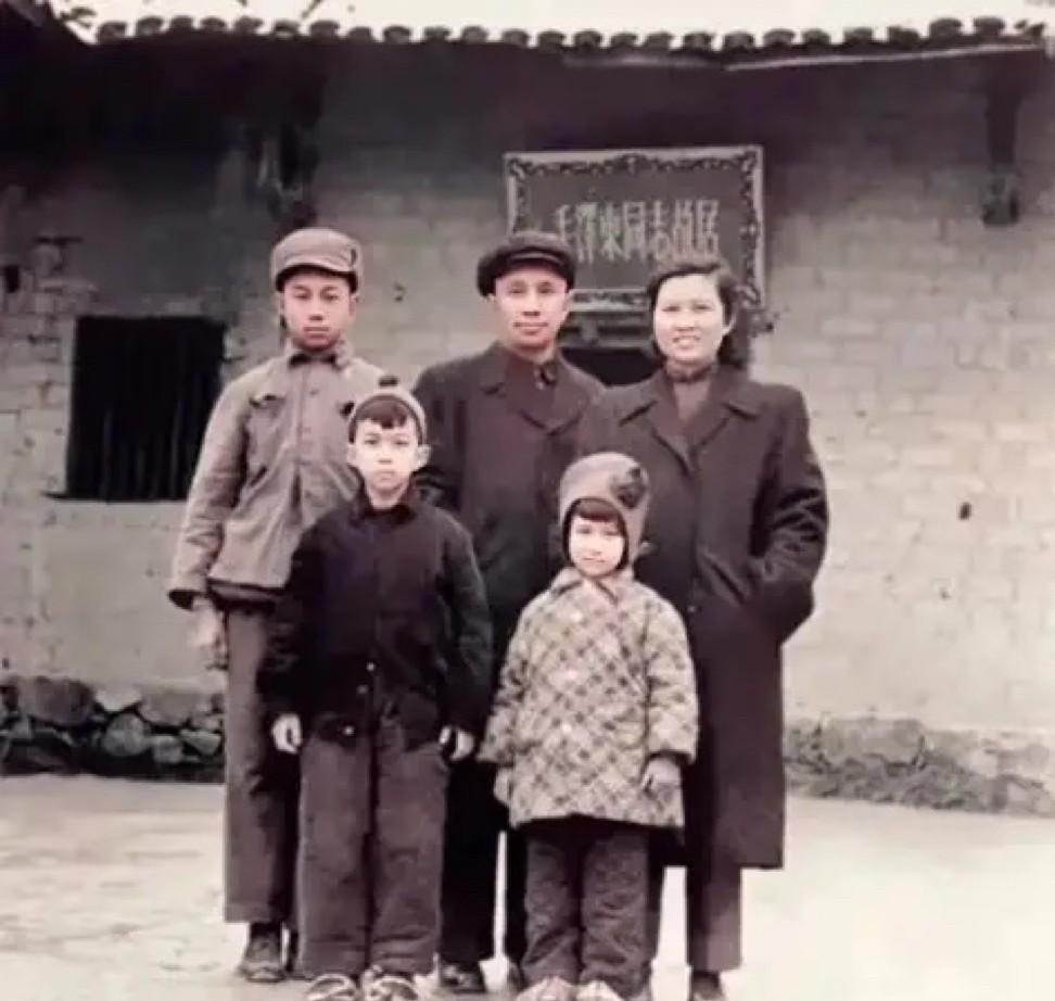 1956年，粟裕大将一家五口在韶山拍摄的老照片，镜头中，粟裕和夫人楚青都穿着长风