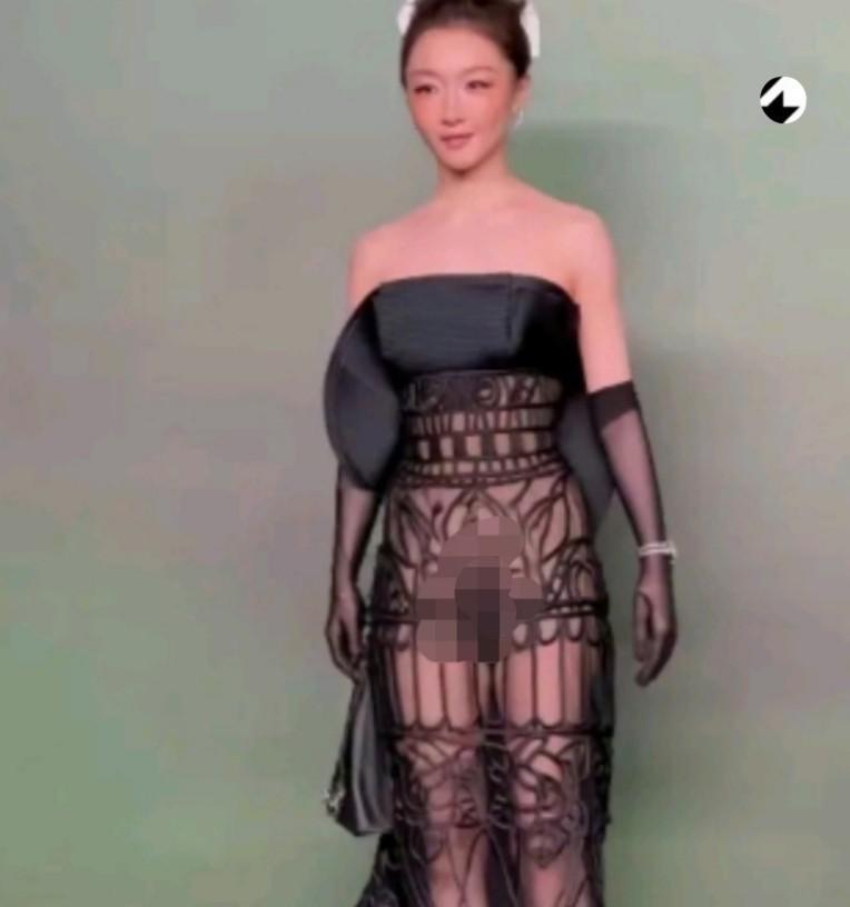 周冬雨穿黑透裙上红毯了。不是作死，是换了个活法。以前她演清纯少女，大家喊她国