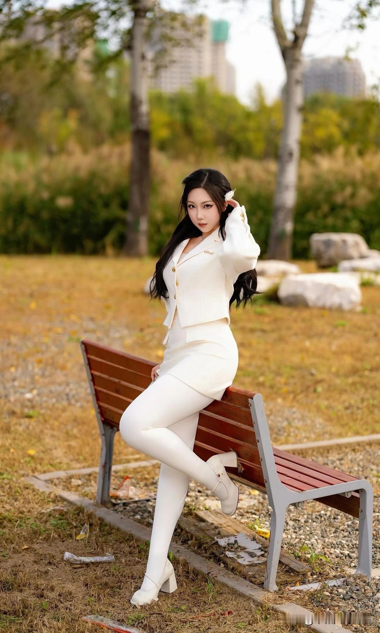 在秋日的调色盘里,白色是最纯净的光。它落在衣摆,像未被打扰的云;落在发间,是一朵