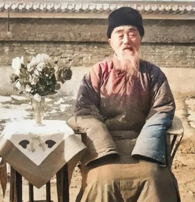 1957年，林彪的老父亲林明卿，坐在家门口晒太阳时，留下的一张老照片，镜头中的他