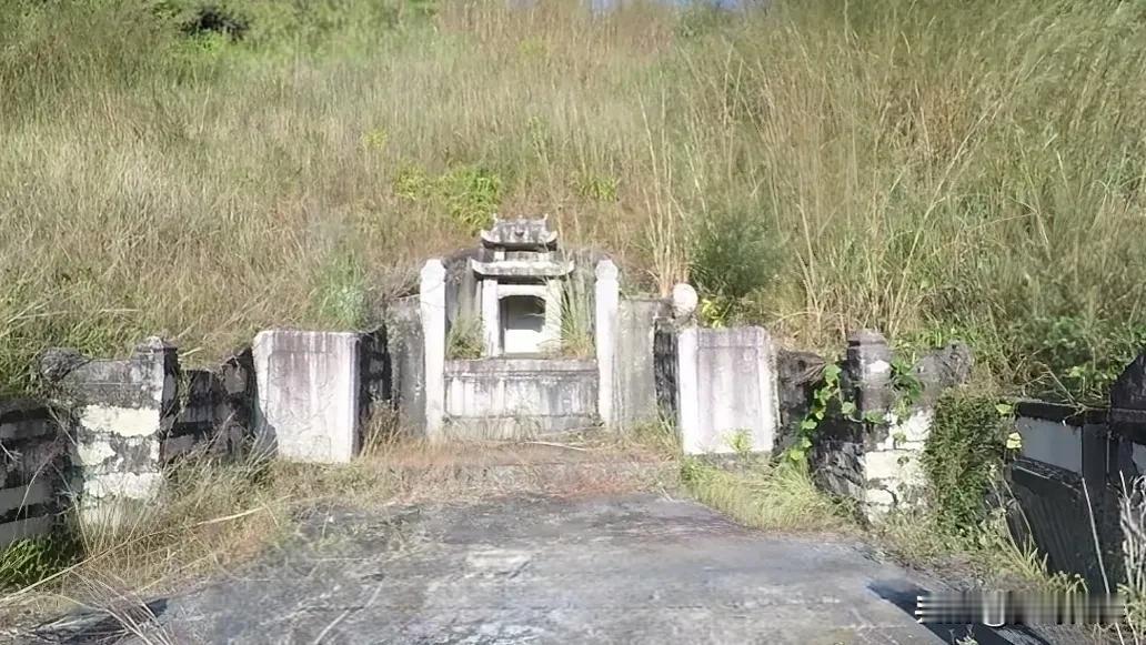 明朝时期状元墓，坐落在汕尾市陆河县的山顶上，墓主人是明代时期的状元，该墓被许多风