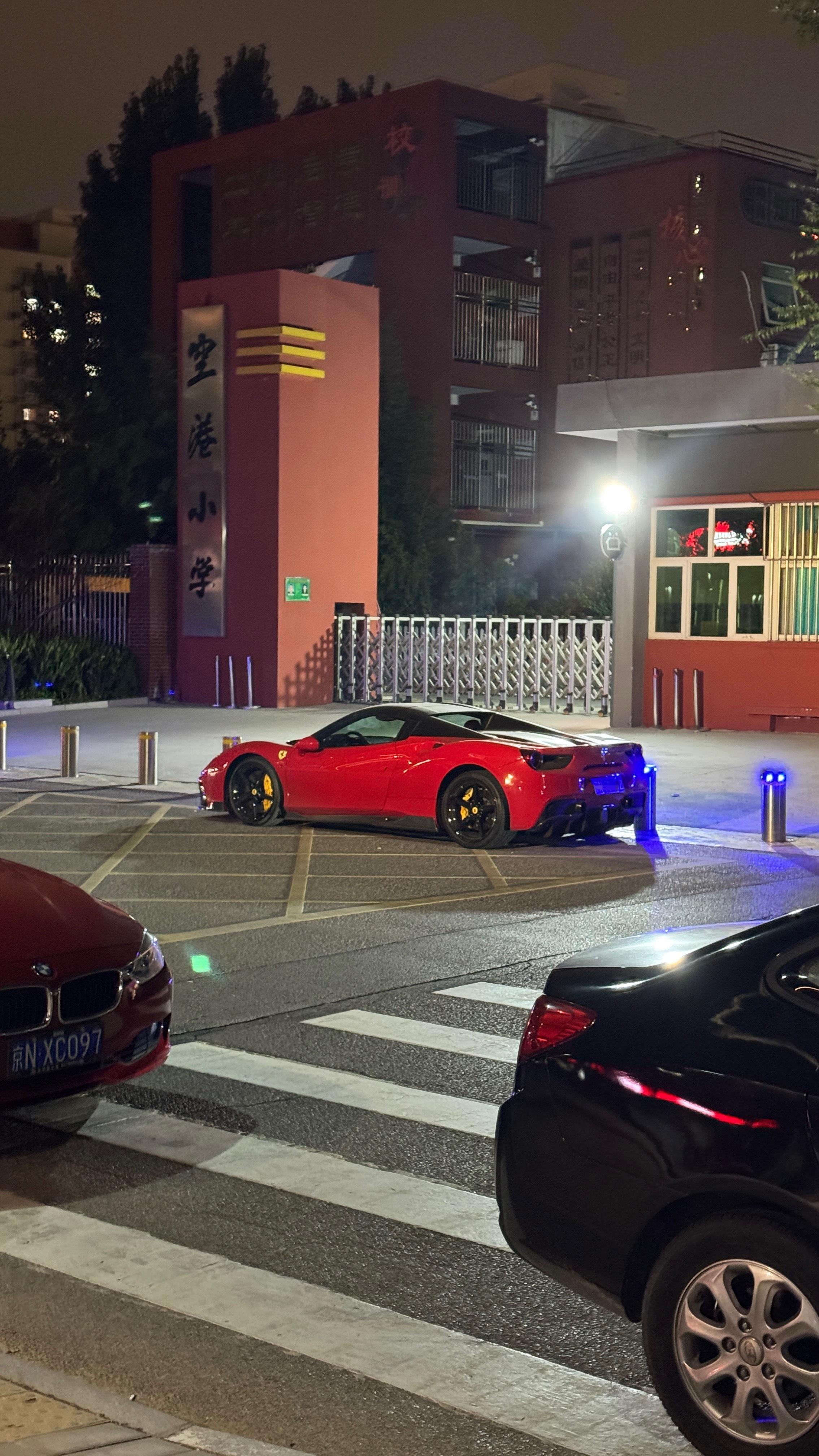 这台488已经停差不多一个星期了，而且是在学校门前禁停区，还没贴条，保安也不管，