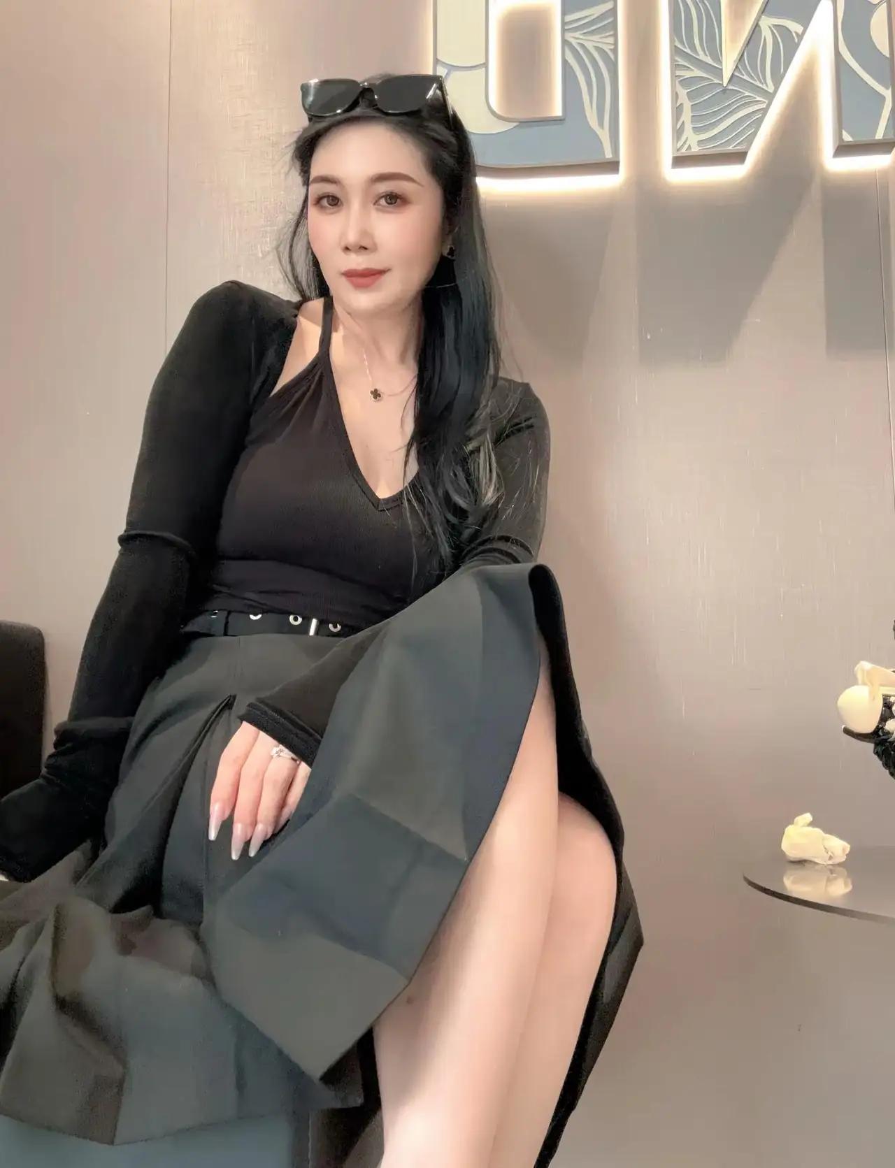 说真的，她的这种模样，表情和眼神，这种美女不好驾驭，根本不是普通路人能轻易接住气