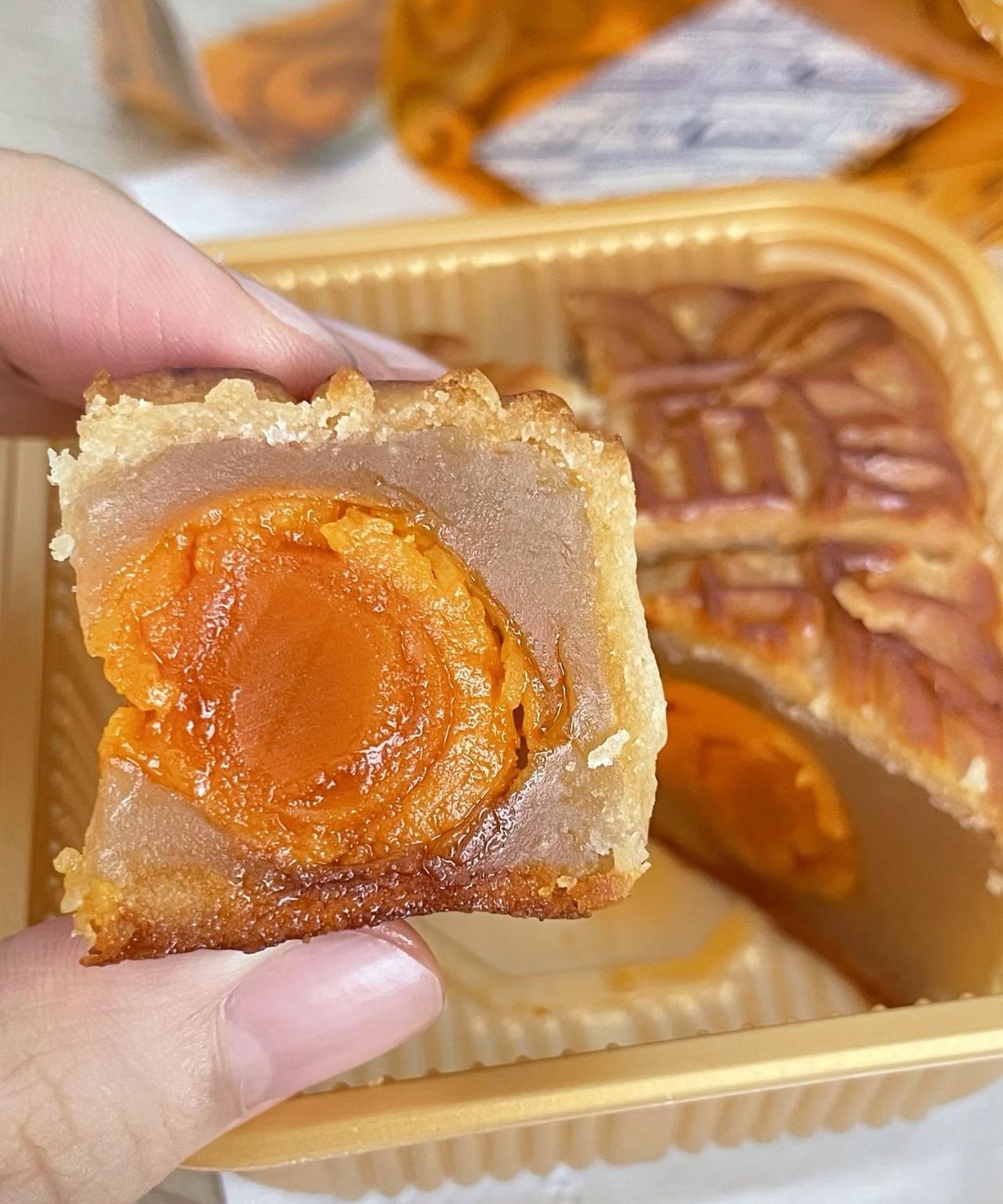 大家别再吃月饼了，两块钱的成本硬是买到十块钱一个。不就是加了点面粉，加了点油，