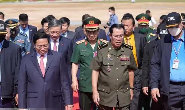 柬埔寨后面站着的是越南，洪森治理柬埔寨长达38年，他是依靠越南上位的，所以洪森敢