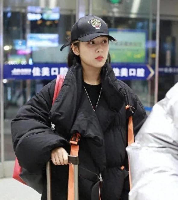 杨紫这一身机场穿搭，推倒的不只是女明星的偶像包袱，更是整个时尚圈秋冬搭配的“高墙