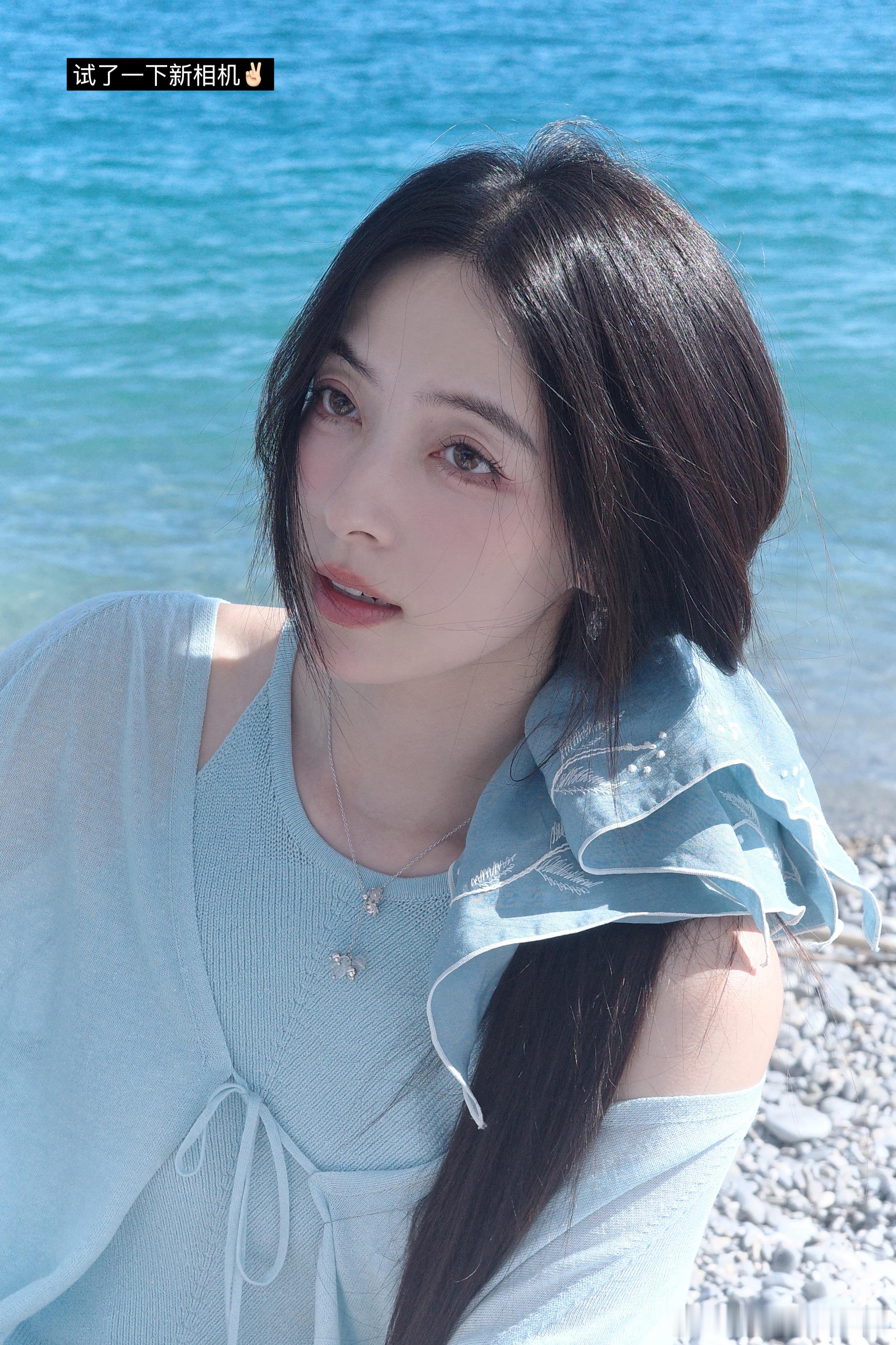 在蔚蓝海岸🌊一边是随地而坐，没有一点班味度假的他们一边是已经拍了6.7套，全是