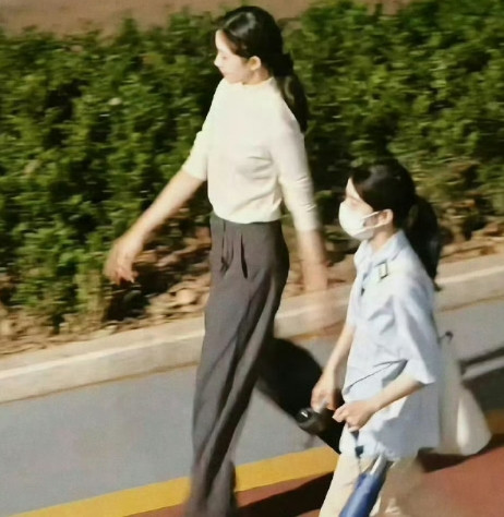 路透里窦骁刘浩存宛如高知父母，氛围感拉满!刘浩存演啥像啥，知性温柔。