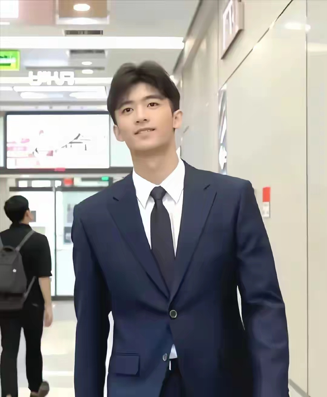 张柏芝Lucas都长大了衣服还能穿张柏芝大儿子终于“长开”了！穿西装比谢霆锋还
