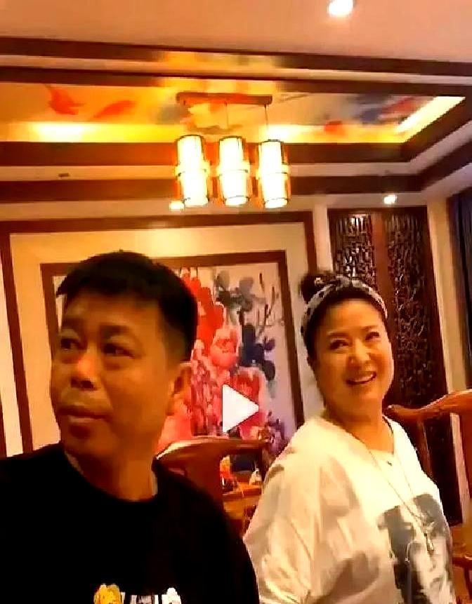 都以为李雪琴的继父是闫学晶，我告诉你，你被骗了多少年。14岁那年，她亲爹生