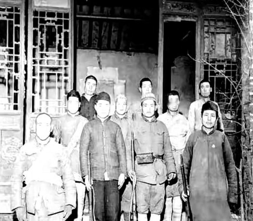 1947年，地主郭良知悄悄放走了地下党员，敌人发现连忙拿枪抵住了他的脑袋，但是郭